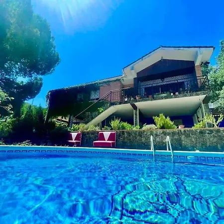 Con Piscina En La Naturaleza
