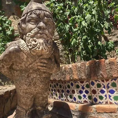Con Piscina En La Naturaleza